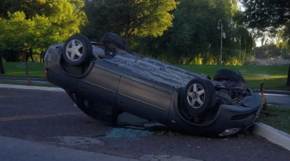 Jóvenes alcoholizados volcaron en la costanera de Viedma y huyeron