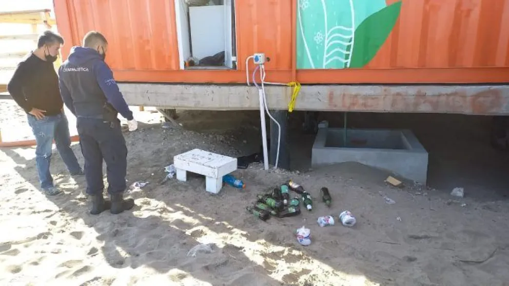 Robaron en el parador Free Beach, pero el show debe continuar