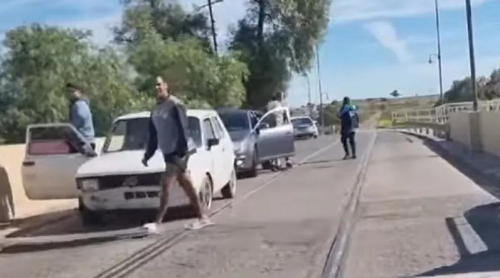 Un viejo Fiat pinchó antes de entrar al Puente Viejo y Tránsito cortó el carril contrario