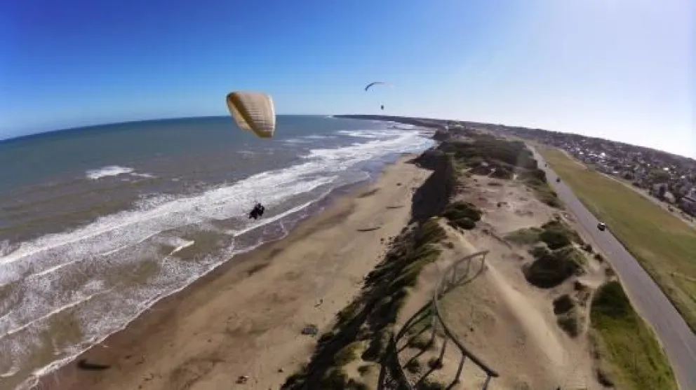 Macabro hallazgo: volaba en parapente y descubrió un cadáver en la playa