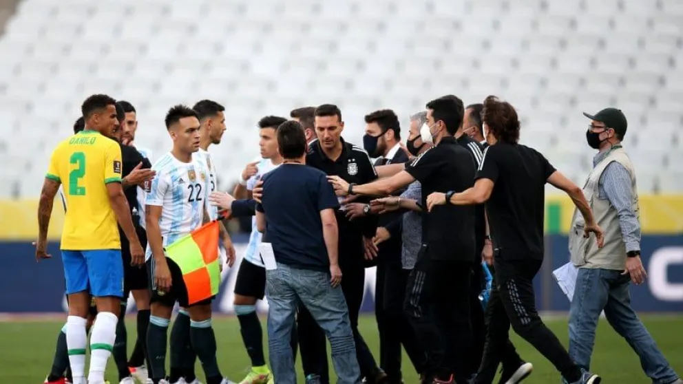 Duro fallo de la FIFA contra Argentina por la suspensión del partido con Brasil