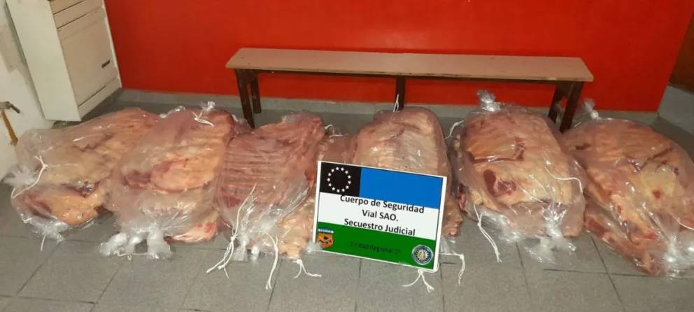 Quisieron esquivar un control con 35 costillares de contrabando: los delató el auto bajo por el peso