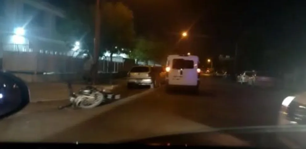 El accidente que se repite en Viedma: un motociclista fue embestido por utilitario