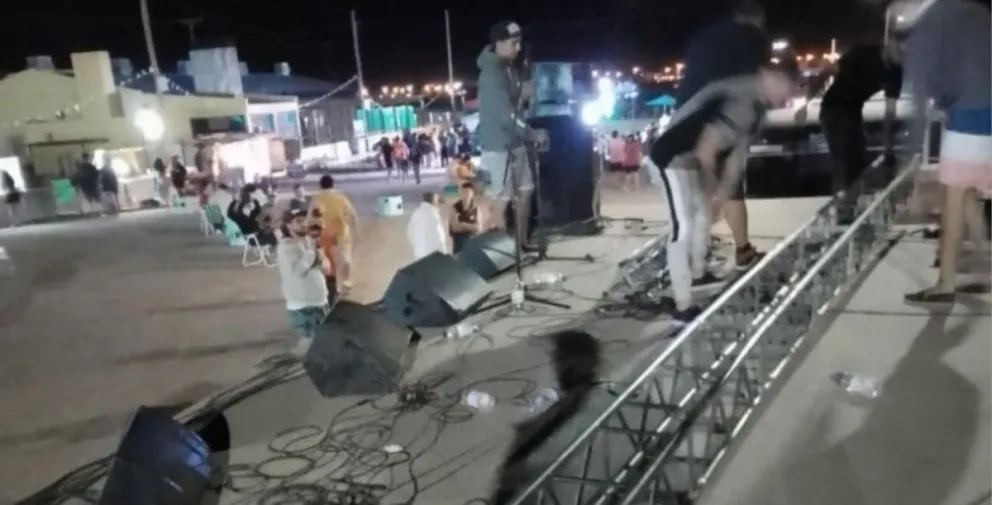 Video: una torre de luces se derrumbó sobre los músicos en medio de un show