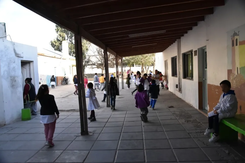 Faltan espacios al momento de cumplir protocolos, se acerca aulas móviles