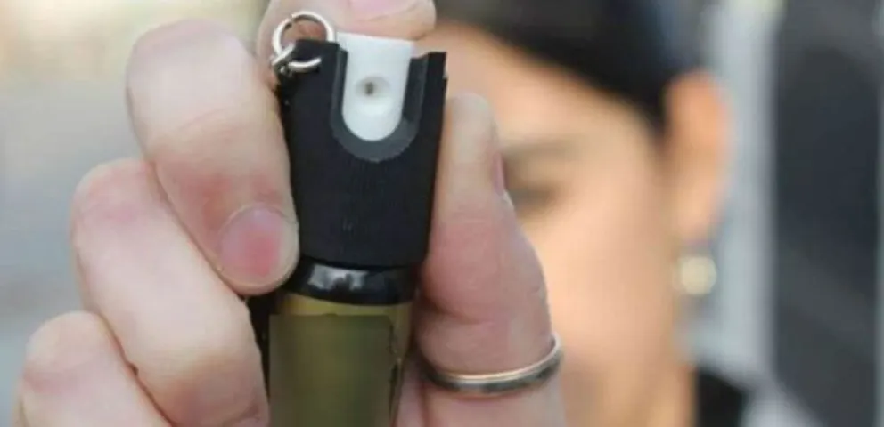 La persiguió, amenazó y roció con gas pimienta porque le "tocó" el espejo del auto 