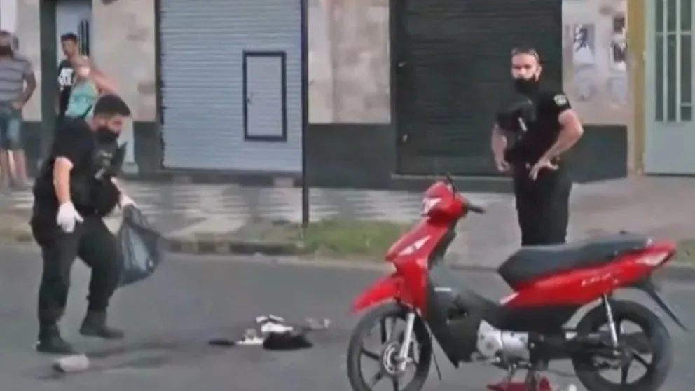 Escapaba de la policía en moto, chocó contra un patrullero y murió 