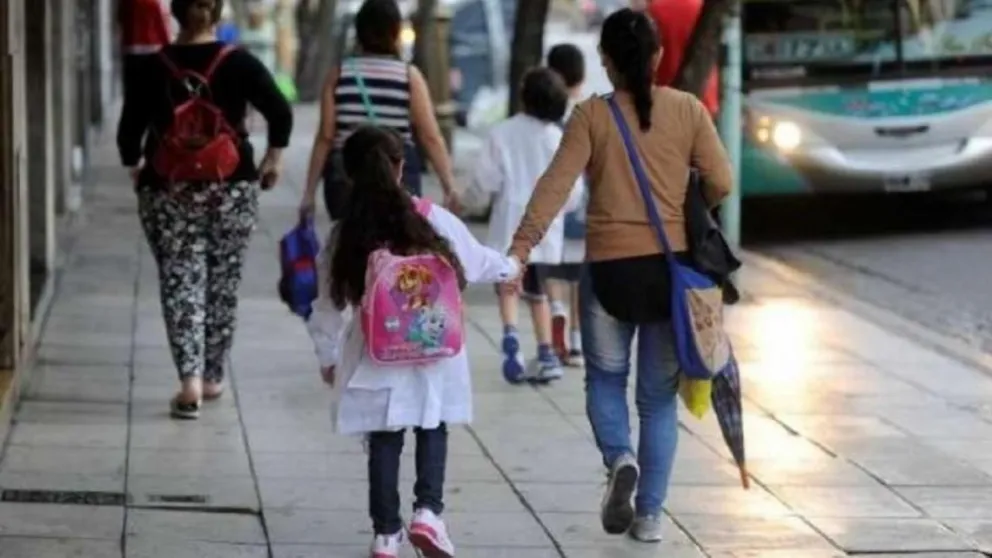 Reintegros, computadoras y bono: los beneficios para AUH por la vuelta a clases