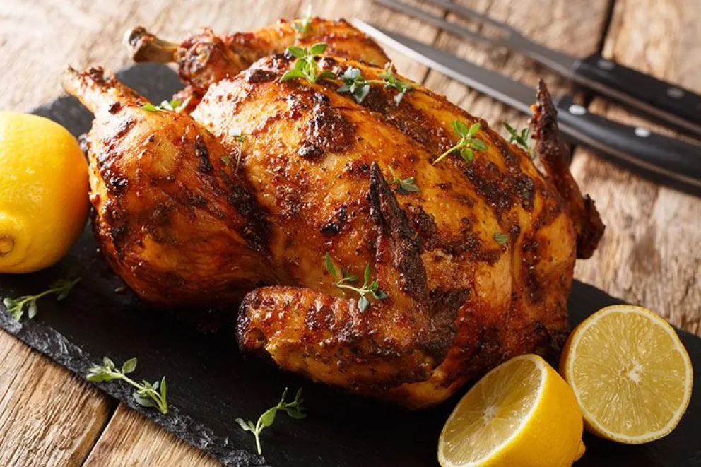 Dorado y jugoso: la solución definitiva para que el pollo al horno quede perfecto