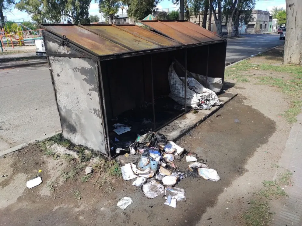 Vandalismo en Patagones: Incendiaron un contenedor de residuos reciclables