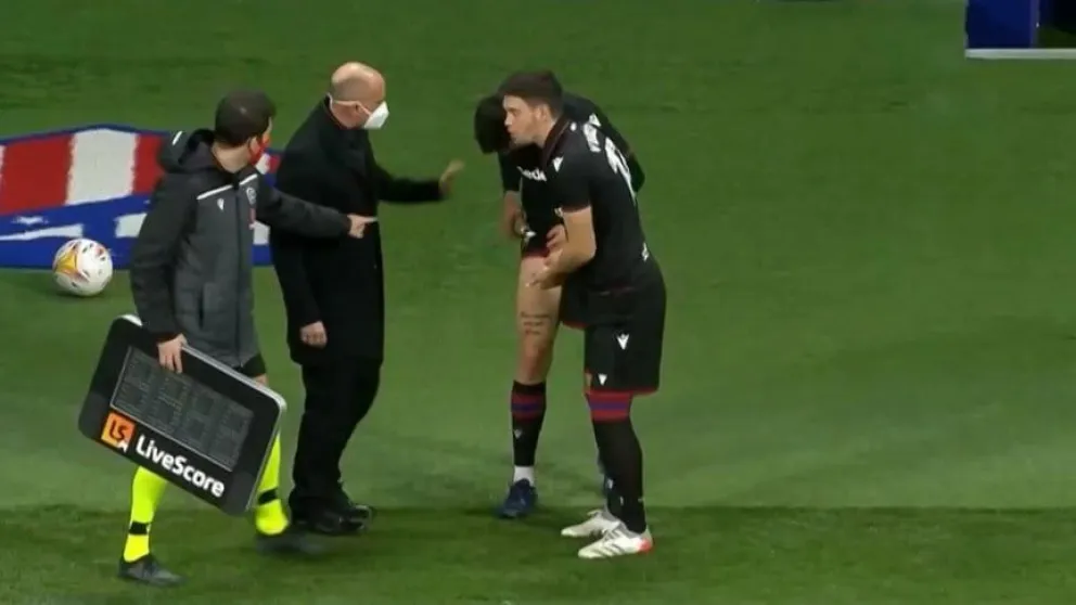 Insólito: el árbitro no lo dejó entrar a la cancha por el color del calzoncillo 