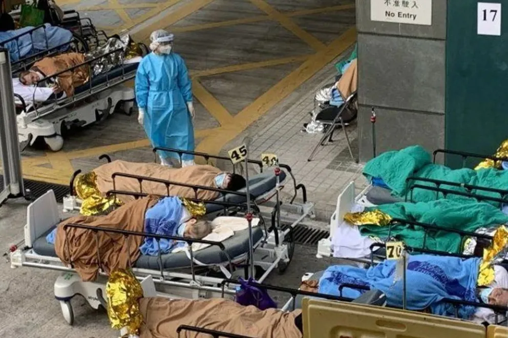 Colapso en Hong Kong por la ola de covid: hospitales saturados y pacientes atendidos en las calles
