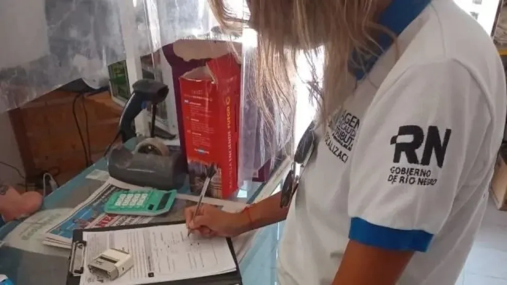 Operativo de verano en Las Grutas: qué irregularidades encontraron en los más de 400 comercios fiscalizados 