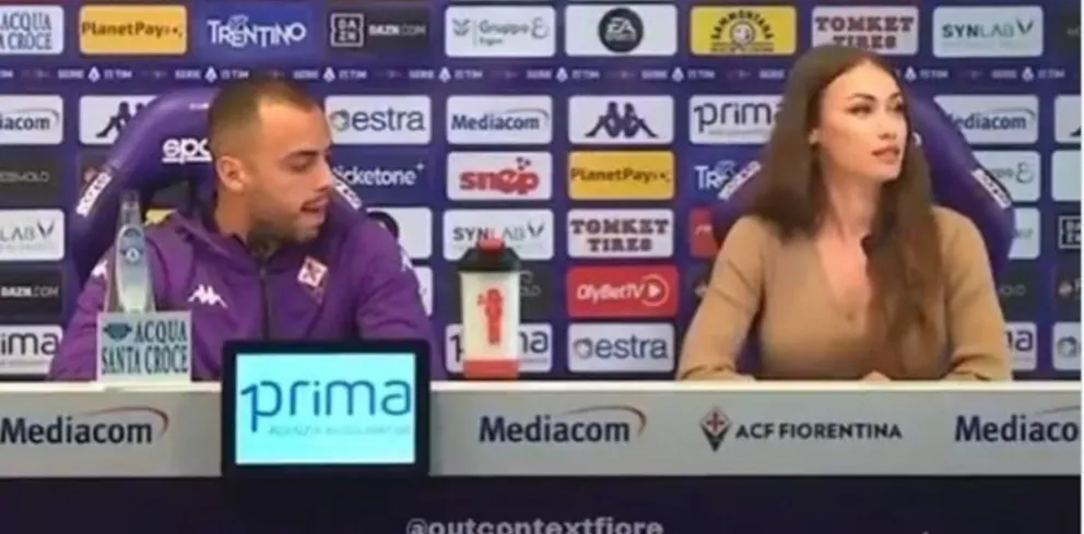 Video: un futbolista de Fiorentina fue repudiado por "mirada obscena" a la jefa de prensa