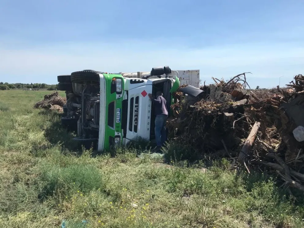 Un camión volcó por pifiar en el acomodamiento de las cargas