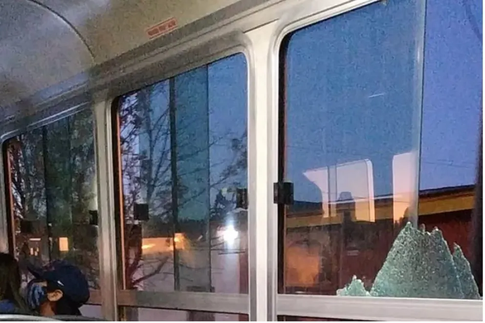 Comenzó la temporada de apedrear colectivos en Viedma