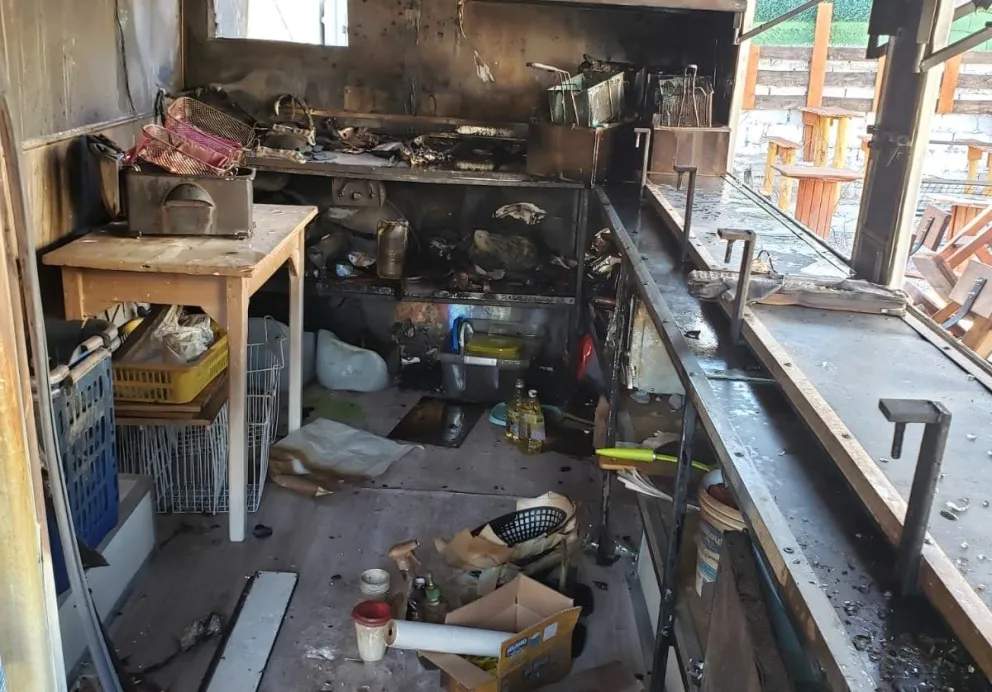 Incendiaron un carro de comidas que pertenece a Javier Iud: no quiso hacer la denuncia
