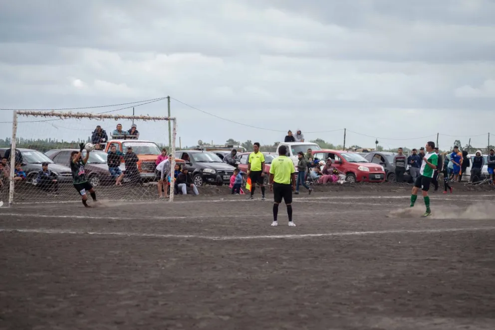 Un jugador de campo se vistió de héroe en la definición por penales y su equipo jugará la final
