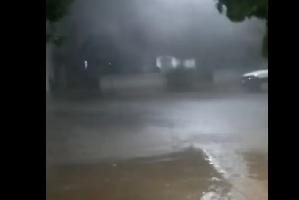 "Así estamos, soportando el agua y el barro”, afirmó la concejala Noemí Córdoba