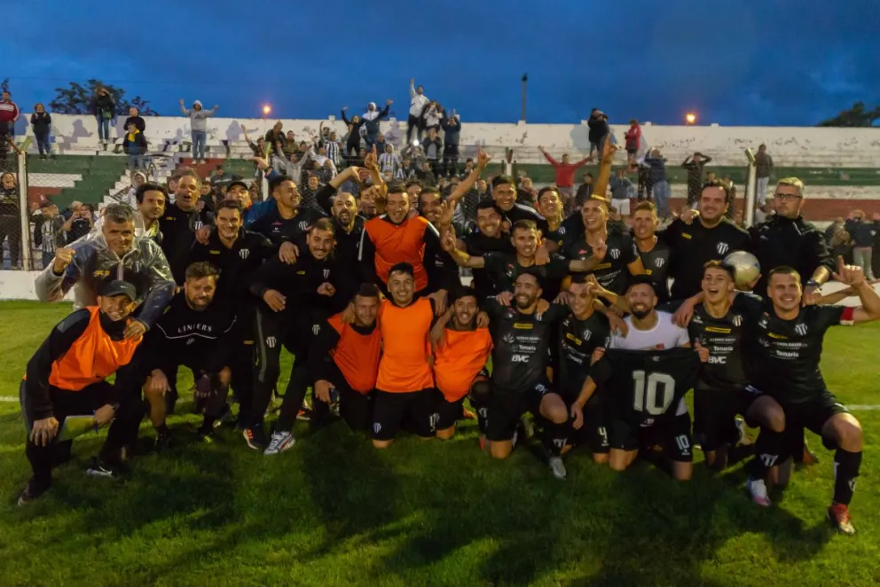 A Liniers no le molestaron los incidentes en la previa y ascendió en Patagones