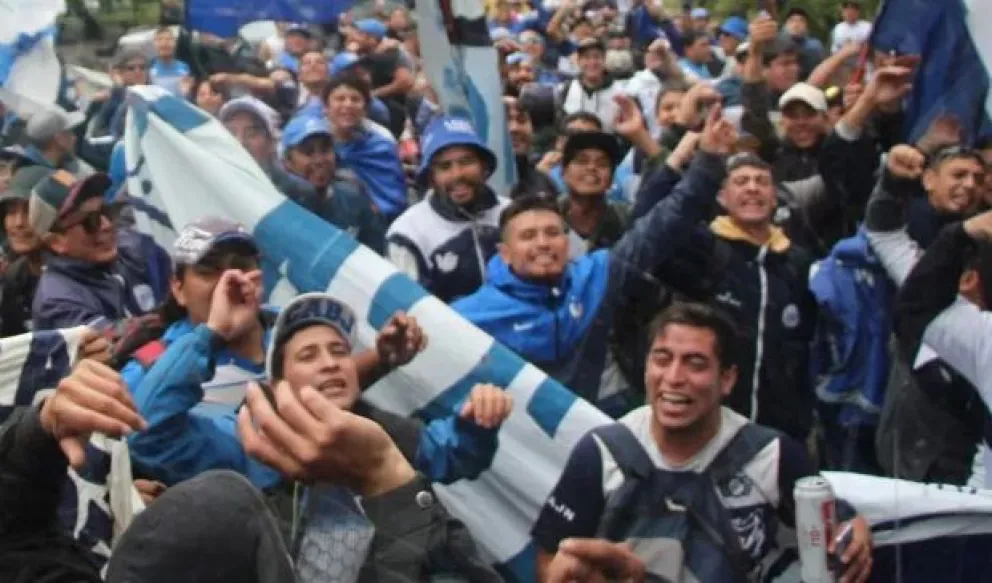 El insólito despacho de la hinchada chubutense: Hasta la policía rionegrina transpiró la camiseta
