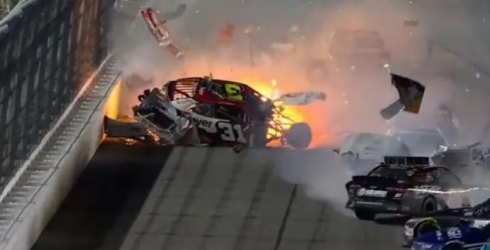 Video: impresionante vuelco de un auto de la NASCAR XFinity en Daytona