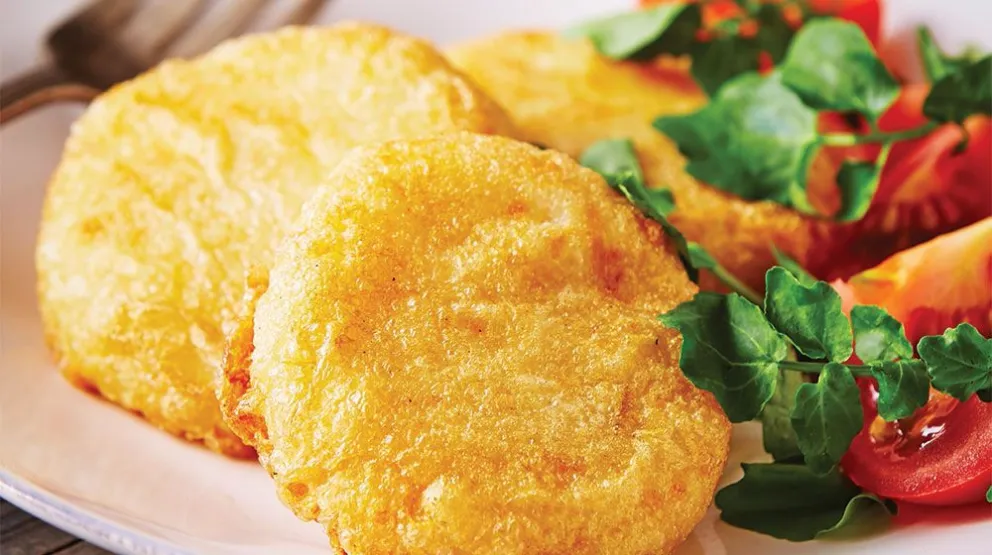 Para salir del apuro: cómo hacer tortitas de papa con tomates al horno