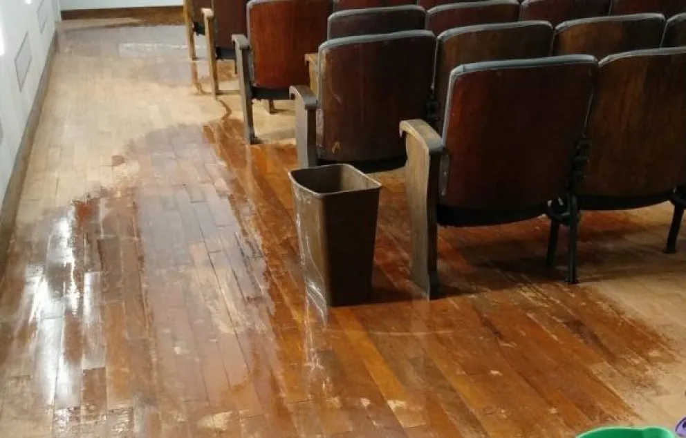 Postales que duelen: el Teatro España sufrió filtraciones tras una leve lluvia