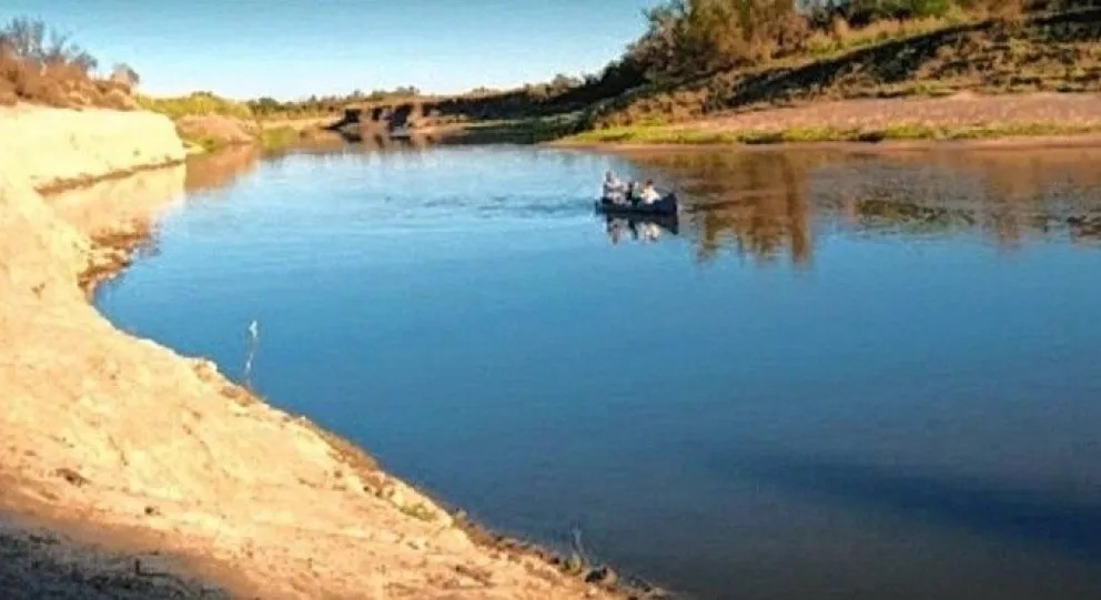 Entró en pánico, quiso escapar de un control de tránsito, se tiró al río y murió
