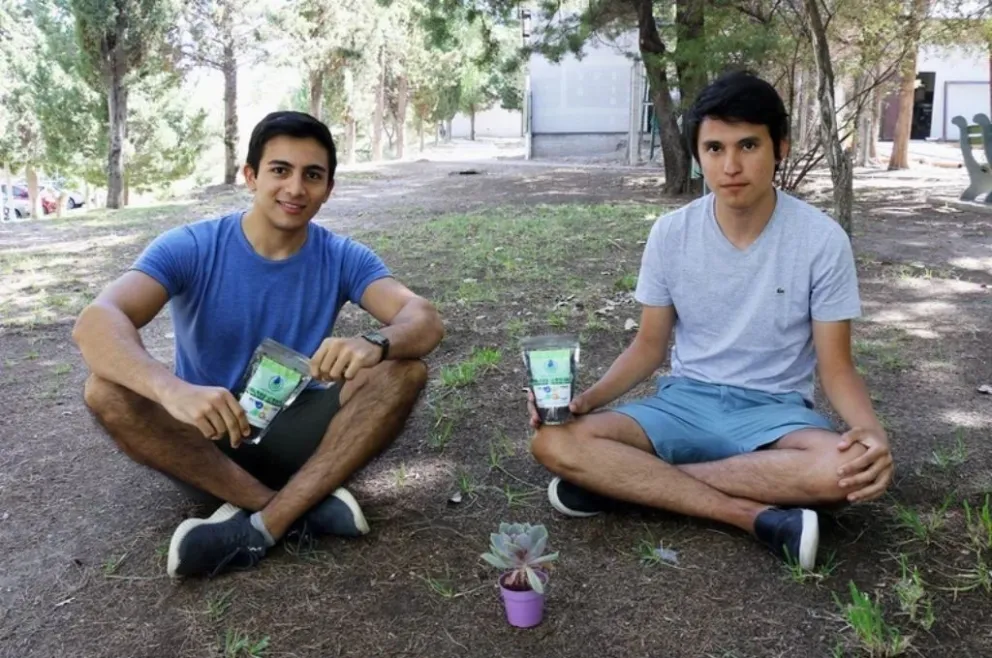 Dos estudiantes de la UNCO crearon un método para ahorrar agua y prevenir sequías
