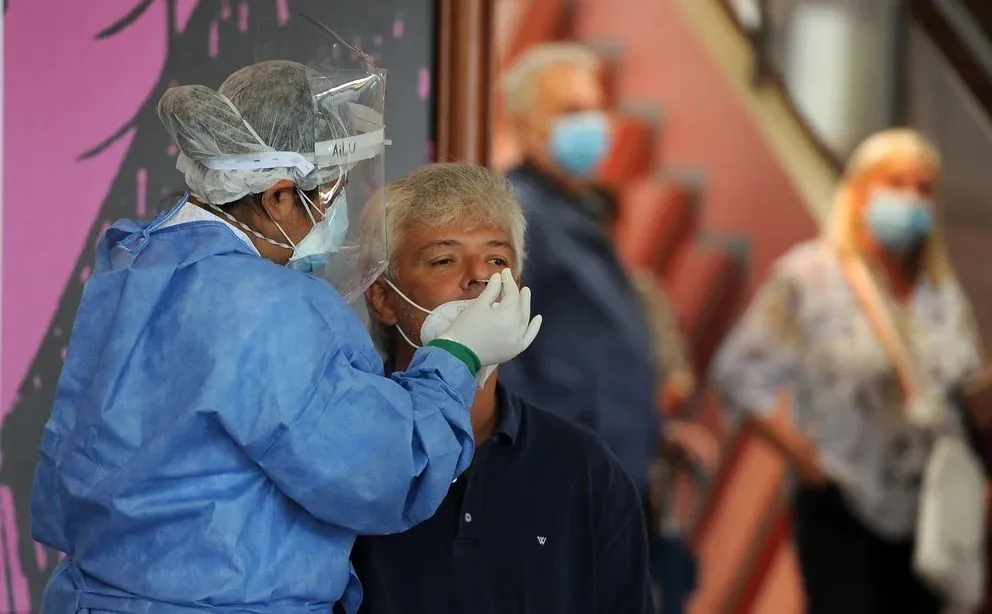 Argentina registra cinco semanas de descenso de casos Covid: ¿El fin de la tercera ola?