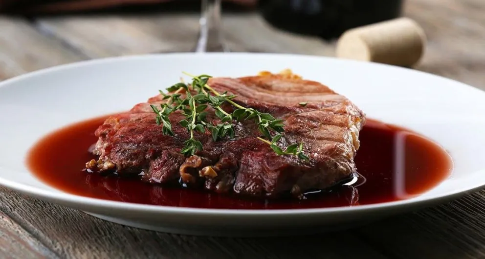 Carne a la cacerola en vino tinto: un plato para acompañar con cualquier guarnición