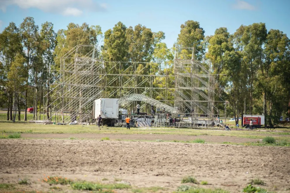 La Fiesta del Río va tomando forma con el armado del escenario principal