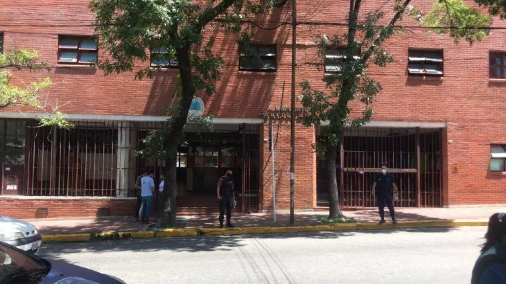 Una maestra envió por error un video porno personal a 200 alumnos de su escuela 