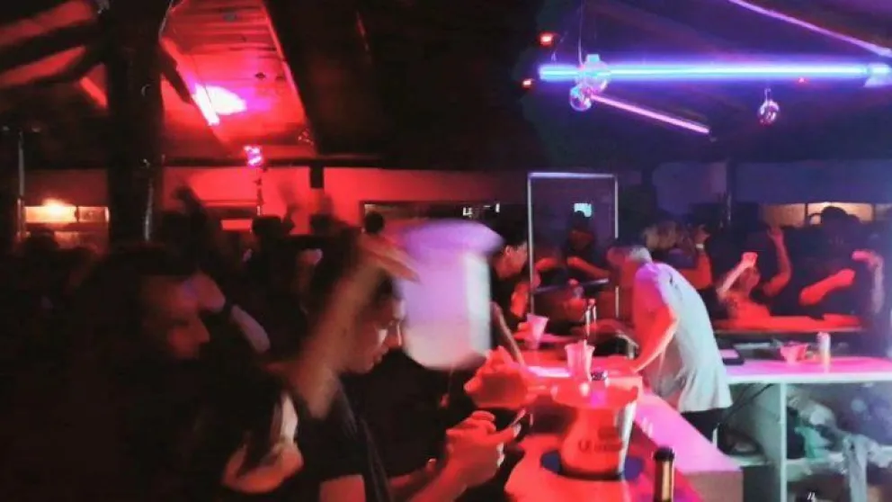 Estaba tomando afuera de un boliche y le dieron una piña de sorpresa