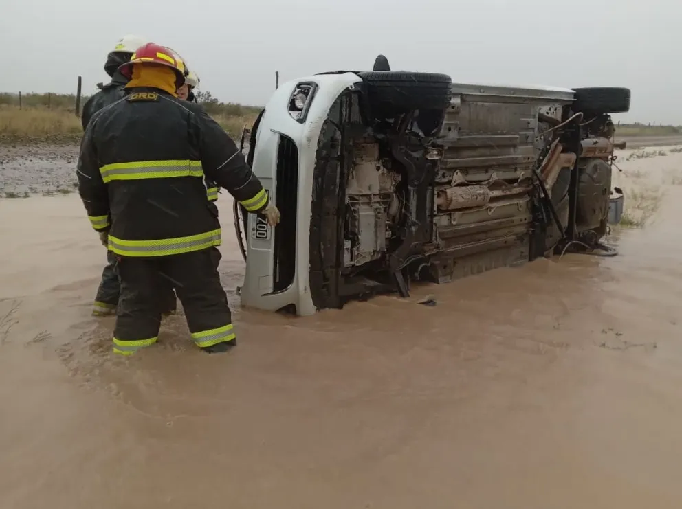 Temporal en la costa atlántica: Un cordobés patinó y fue a parar con su auto a una laguna