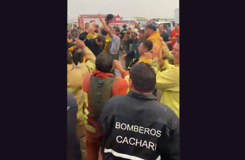 Conmovedor: así celebraban los bomberos de Corrientes por la llegada de la lluvia 
