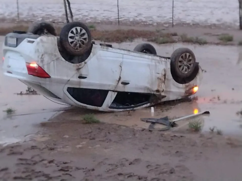 Volcaron a metros de la rotonda ubicada en ruta 3 y 22, en cercanías a Bahía Blanca