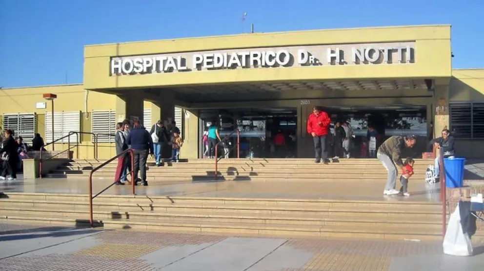 Una nena jugaba en la vereda y recibió un balazo