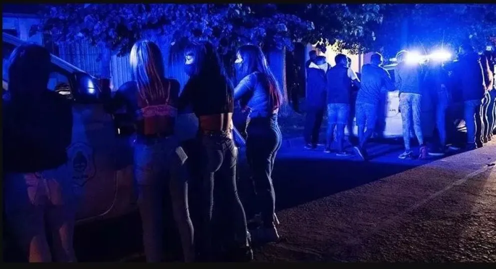 Utilizó una casa alquilada como un salón para fiestas clandestinas: la desalojaron 