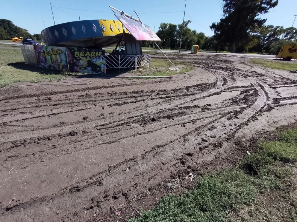 Fiesta del Río: el barro complicó el escenario en el Parque Ferreira, pero siguen trabajando a contrarreloj