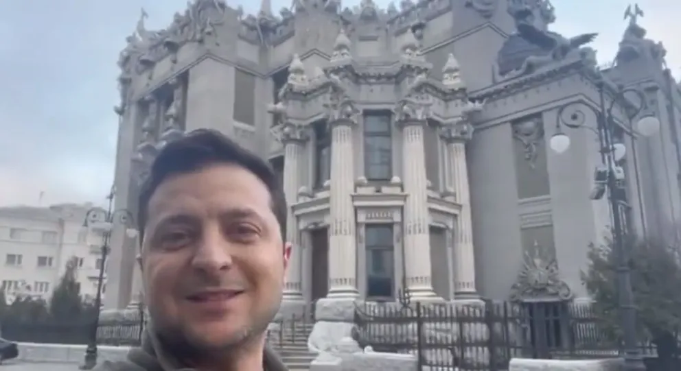 Con un video desde las calles de Kiev el presidente de Ucrania descartó irse del país y deponer las armas