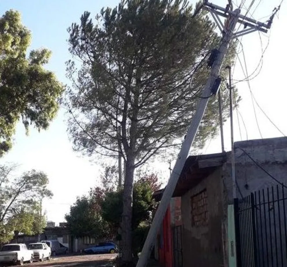 Dos barrios cansados de la desidia: una cuadra con postes a punto de caer y no los atienden 
