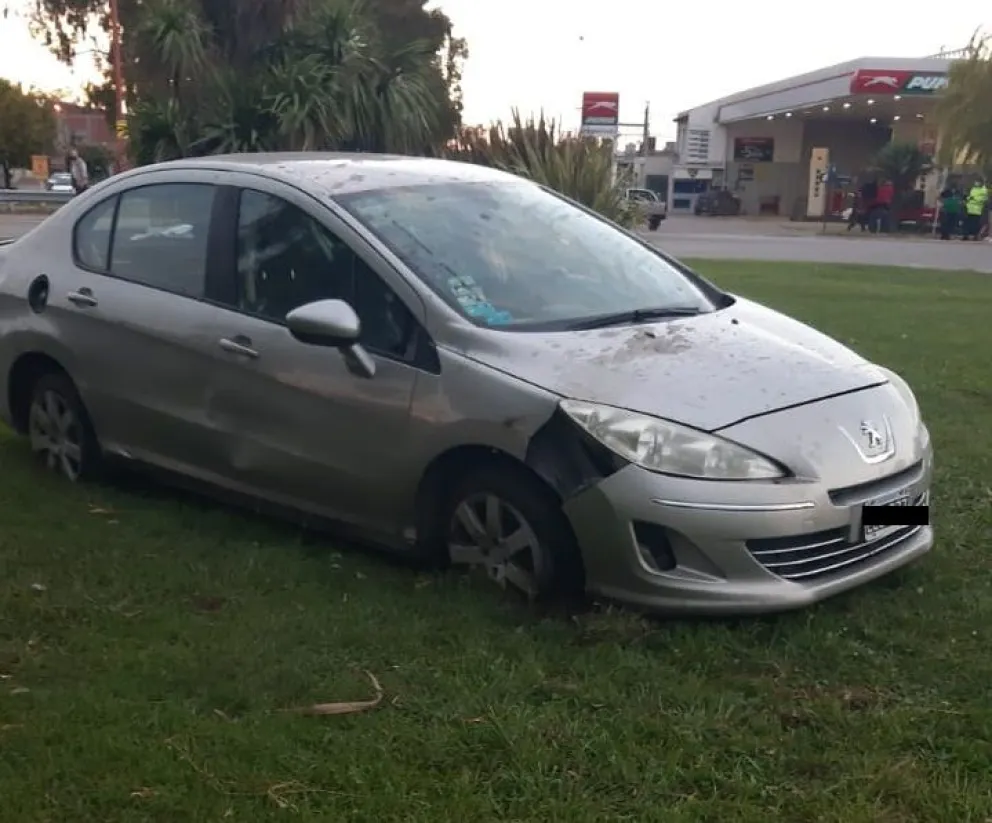 Una mujer se despistó y terminó arriba de la rotonda Paulo VI: según testigos estaba alcoholizada 
