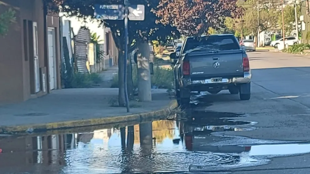 Apareció un nuevo y pequeño "río", pero en medio de la ciudad de Viedma