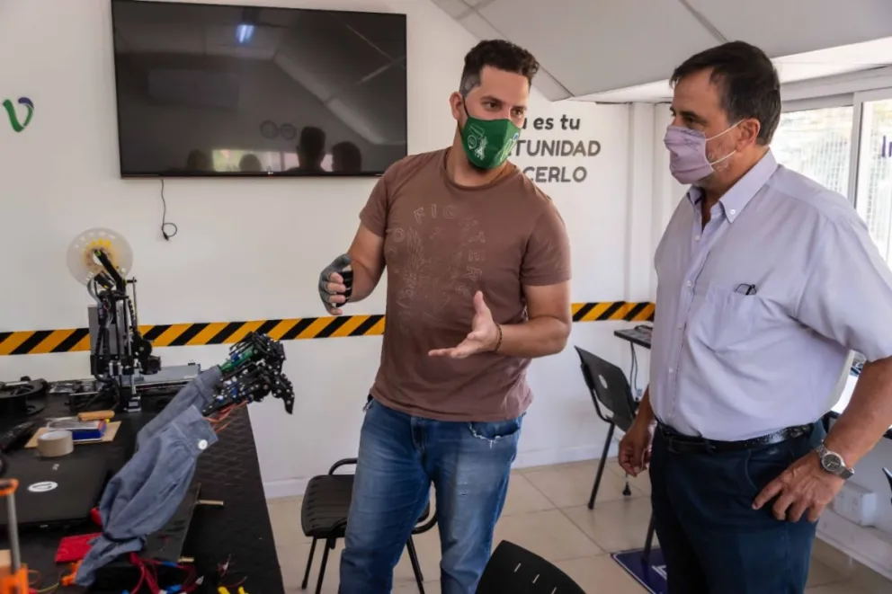 “Choque esos cinco”: Fabrican en Viedma una mano robótica que puede agarrar una oportunidad de negocio