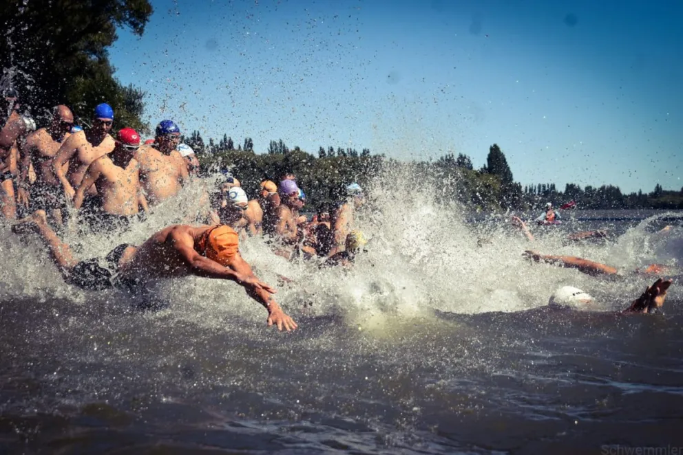 Nadadores de la Comarca (Viedma - Patagones) se arrojan al río Negro.