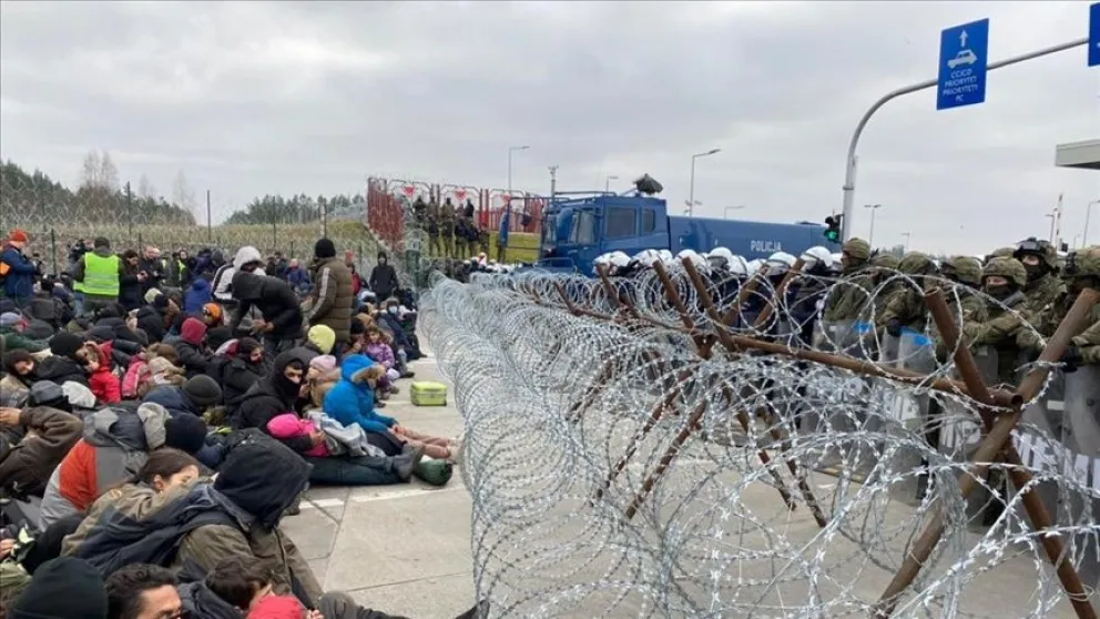 Largas colas de refugiados ucranianos en la frontera para entrar a Polonia
