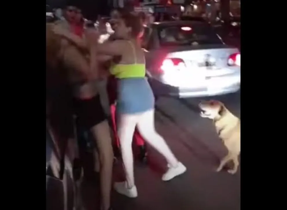 Video: tremenda pelea entre mujeres afuera de Joker