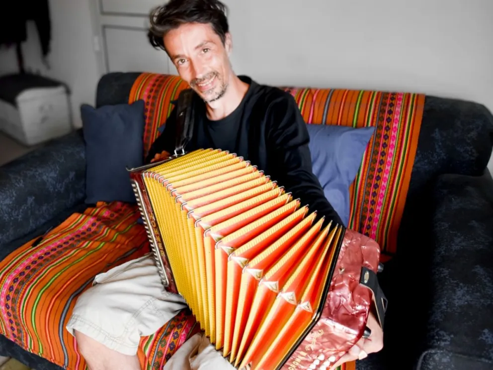 El francés del acordeón volvió a tocar en las calles de la Comarca